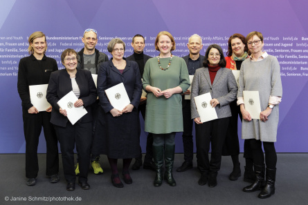 Lisa Paus mit den Expertinnen und Experten, die den Vierten Gleichstellungsbericht erstellen © Photothek/Janine Schmitz Lisa Paus mit den Expertinnen und Experten, die den Vierten Gleichstellungsbericht erstellen © Photothek/Janine Schmitz
